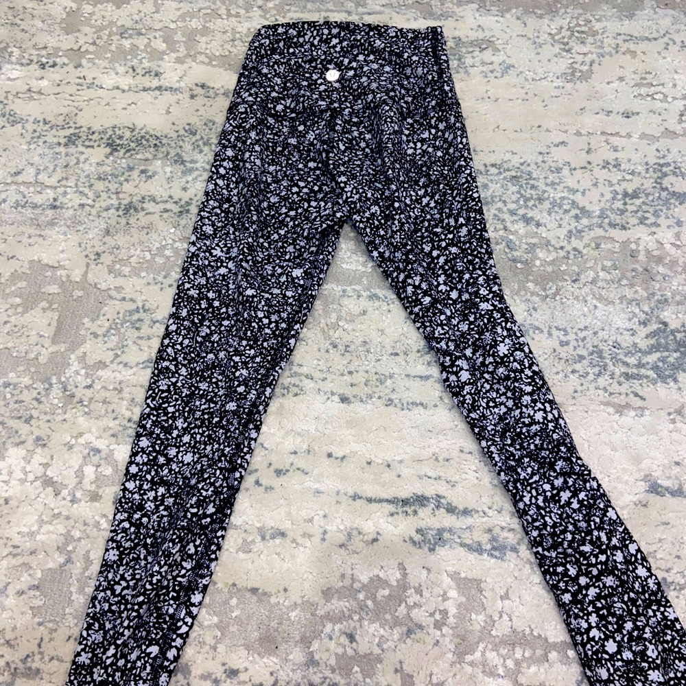 25” align legging | black and white floral print | not worn